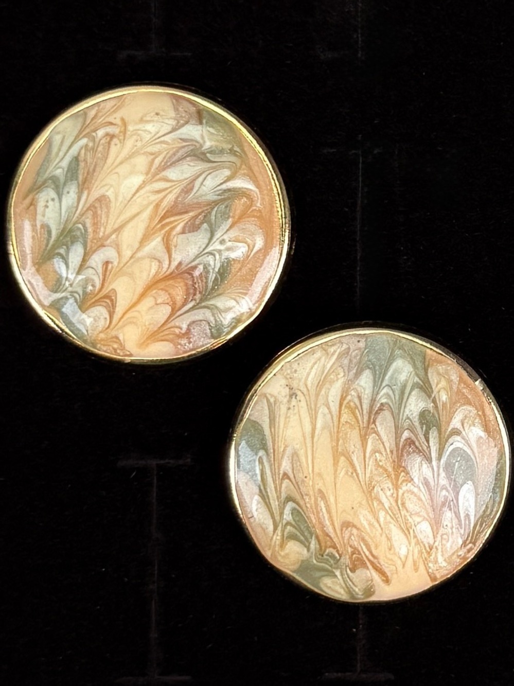 Beautiful goldtone, enamel swirl, clip on earrings